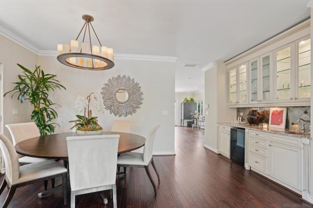 7824 Exchange Pl, La Jolla CA: https://media.crmls.org/mediaz/d797b1f3-eaef-4f3c-a1e6-938e1b15c269.jpg