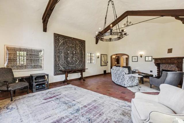 2307 Easton Drive, Burlingame CA: https://media.crmls.org/mediaz/d7992c8d-1783-442b-8170-1264880644aa.jpg