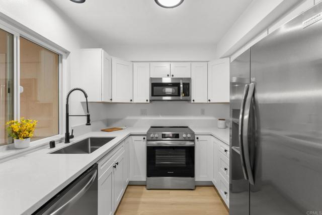 Detail Gallery Image 7 of 27 For 3839 Vista Campana #32,  Oceanside,  CA 92057 - 2 Beds | 1/1 Baths