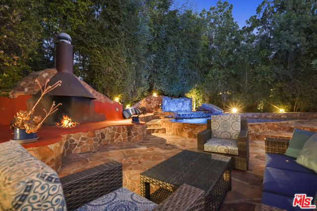 18414 Corazon Circle, Tarzana CA: https://media.crmls.org/mediaz/d7994ead-a01e-4bf9-8285-2faa4523864c.jpg