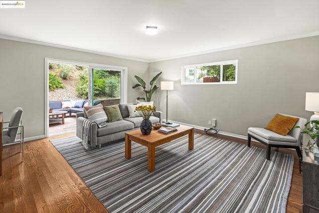 21 Maggiora Ct, Oakland CA: https://media.crmls.org/mediaz/d79a5234-fc27-4cac-a15b-1e0acf4d7d9e.jpg