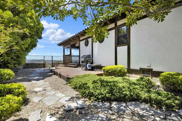1310 Miracielo Court, San Marcos CA: https://media.crmls.org/mediaz/d79bb9d4-b9aa-4035-8bb6-a3ec8e55f2fe.jpg