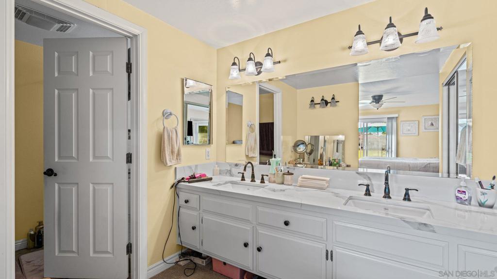 1026 La Reina - photo 18