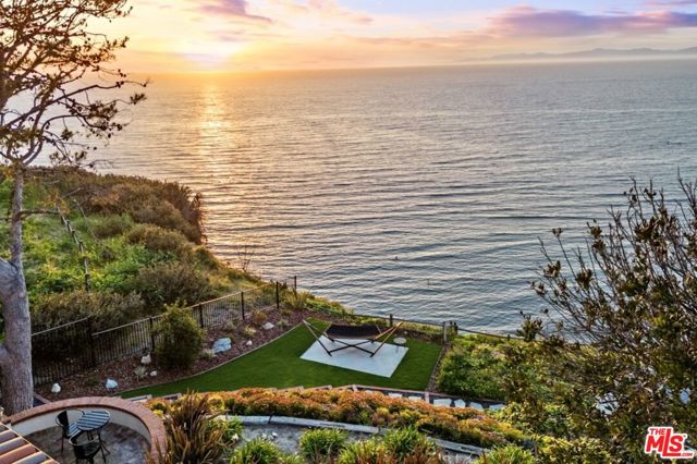 1115 Palos Verdes Drive West Drive, Palos Verdes Estates CA: https://media.crmls.org/mediaz/d79e3d4b-41da-43e7-9d93-c9110a4f03f1.jpg