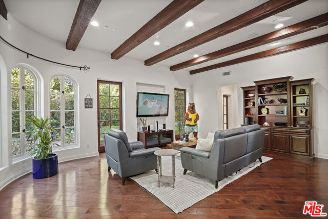 18414 Corazon Circle, Tarzana CA: https://media.crmls.org/mediaz/d79f20d9-f6de-4e61-bb72-7a9b321d6466.jpg
