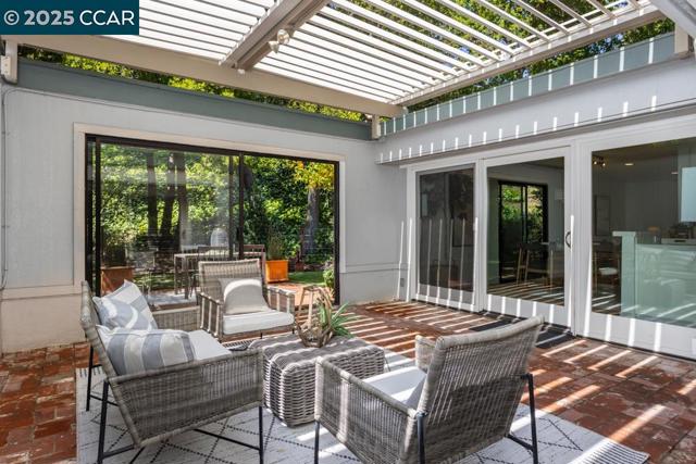 2432 Pine Knoll Dr, Walnut Creek CA: https://media.crmls.org/mediaz/d79f28ab-0fdc-450f-967a-248fe9a0c7a8.jpg