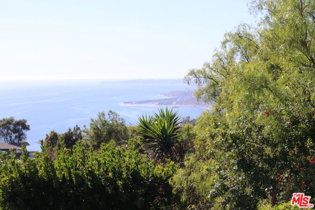 20776 Big Rock Drive, Malibu CA: https://media.crmls.org/mediaz/d7a0aaa4-4336-4470-a687-380dbfe39f09.jpg