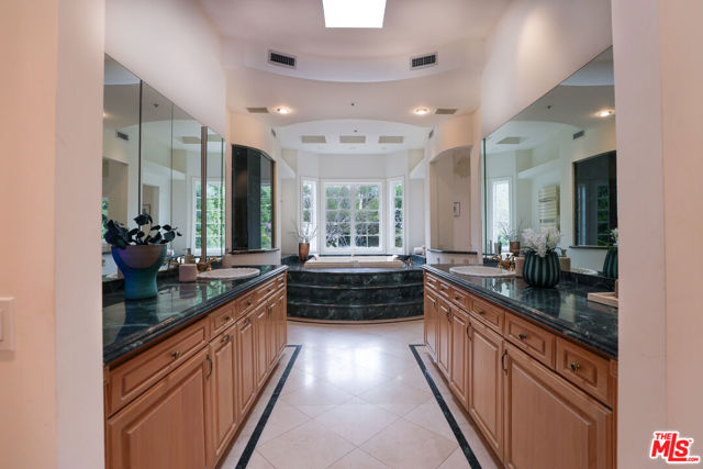 628 N Elm Drive, Beverly Hills CA: https://media.crmls.org/mediaz/d7a0c71d-48e5-40ec-b0a3-32c4118575c8.jpg
