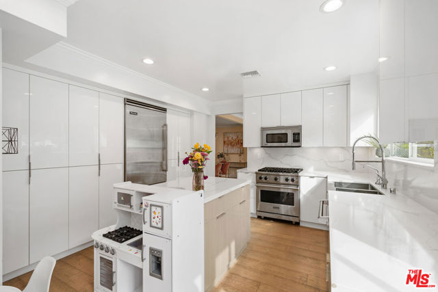 3156 Dona Emilia Drive, Studio City CA: https://media.crmls.org/mediaz/d7a0ed8c-fd74-4e7d-8f19-0801d2f91cc0.jpg