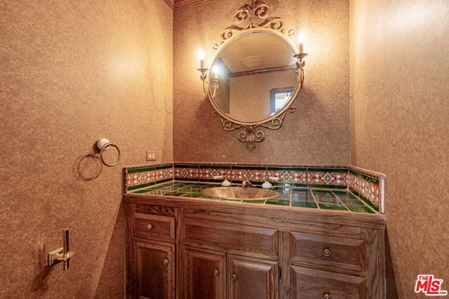 3041 E Chevy Chase Drive, Glendale CA: https://media.crmls.org/mediaz/d7a11178-4343-4c2c-82a6-50305ec3aed3.jpg