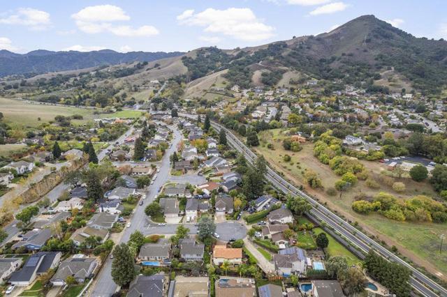 16761 Dry Creek Court, Morgan Hill CA: https://media.crmls.org/mediaz/d7a14201-8f0f-4024-bece-932545ec03c4.jpg