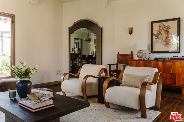 3975 Sutro Avenue, Los Angeles CA: https://media.crmls.org/mediaz/d7a2d20c-b04d-42b1-a27c-54a1331a8d5a.jpg