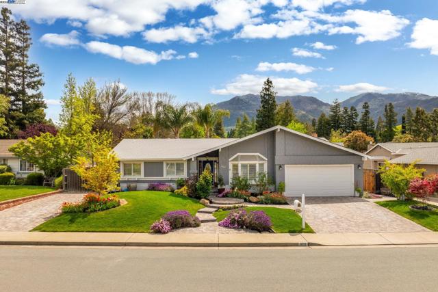 508 E Myrick Court, Clayton CA: https://media.crmls.org/mediaz/d7a32cbd-7811-4f54-a882-adb642d9eb19.jpg