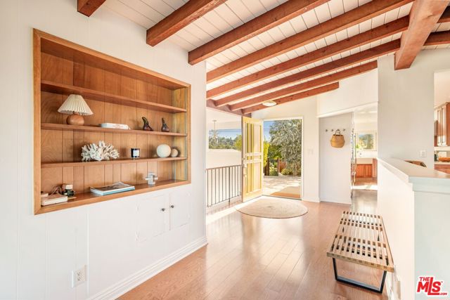 5108 Escobedo Drive, Woodland Hills CA: https://media.crmls.org/mediaz/d7a3f670-776f-44ff-b18f-da27f46baaae.jpg