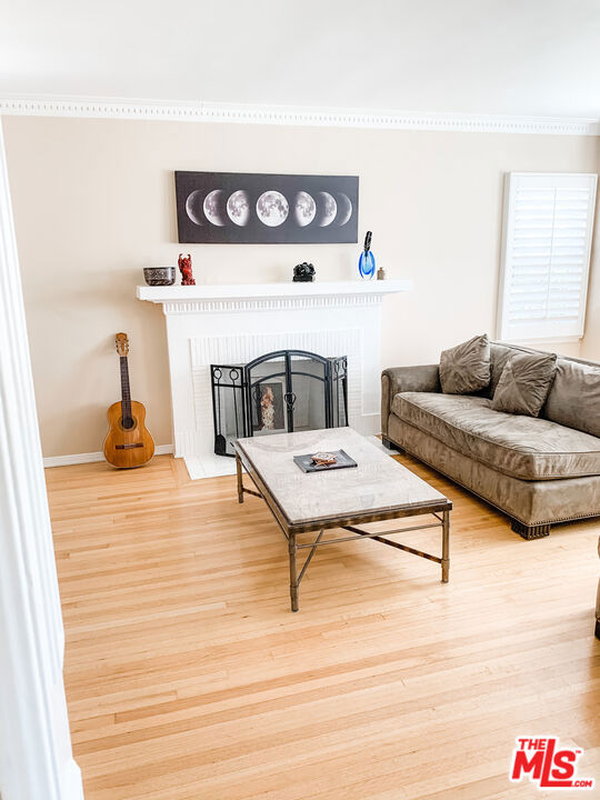 1975 S Crescent Heights Boulevard, Los Angeles CA: https://media.crmls.org/mediaz/d7a48908-2b5f-44c9-b20d-ff200e83e877.jpg