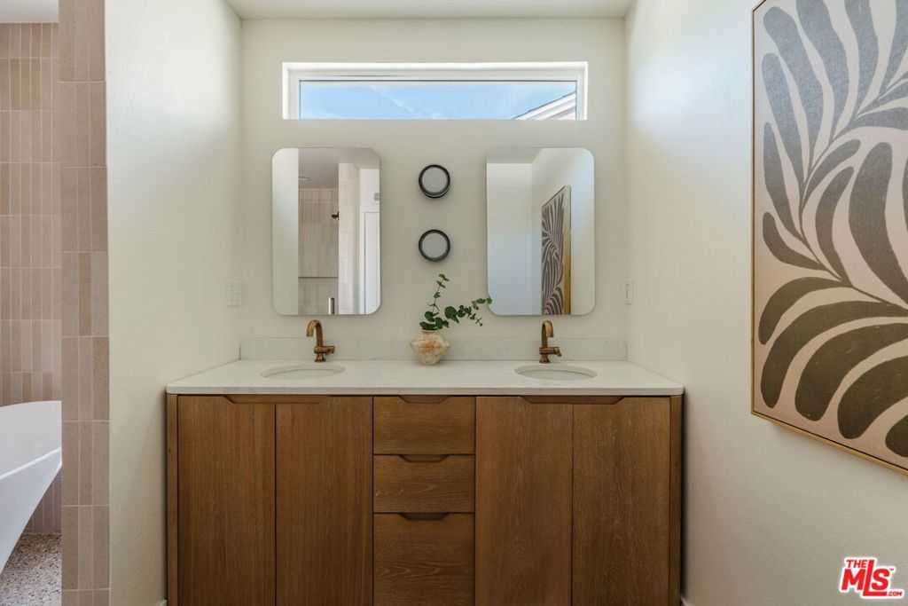 https://media.crmls.org/mediaz/d7a56eb2-542b-4264-bb1b-ee29bd0102d3.jpg?preset=X-Large