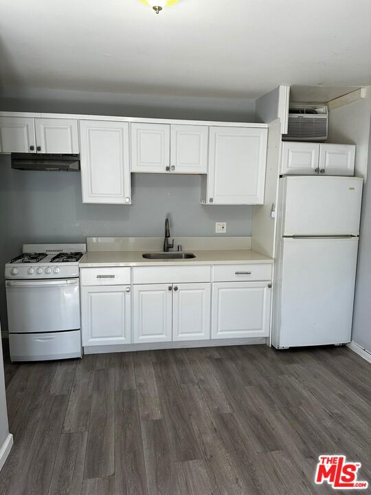 11472 VENTURA, Studio City CA: https://media.crmls.org/mediaz/d7a5fa8e-e694-4ac4-908e-1e55b64c630f.jpg