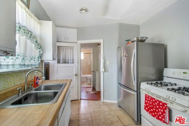 604 W 106th Street, Los Angeles CA: https://media.crmls.org/mediaz/d7a6ce6e-c485-4954-ba64-4a73b35e406d.jpg