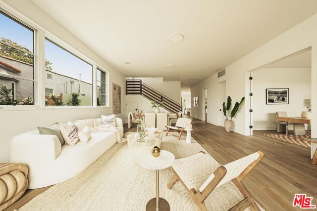 2114 Pier Avenue, Santa Monica CA: https://media.crmls.org/mediaz/d7a770d8-cb34-4509-b9a9-4b690cf3334e.jpg