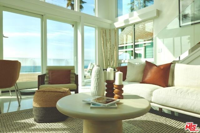 2419 Ocean Front Walk, Venice CA: https://media.crmls.org/mediaz/d7a8cecf-e35f-4e2d-8920-b645ad155dd6.jpg