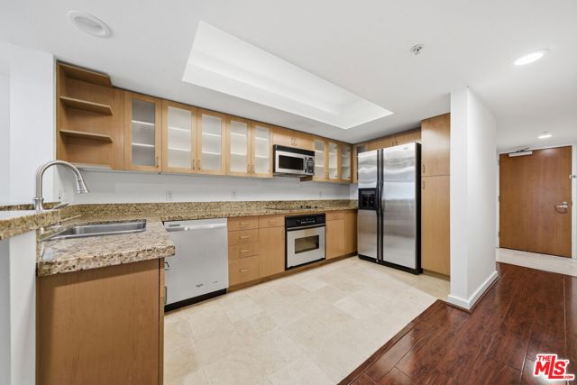 13700 Marina Pointe Drive, Marina del Rey CA: https://media.crmls.org/mediaz/d7ac2018-2528-4131-849c-b0d7687a4b2b.jpg