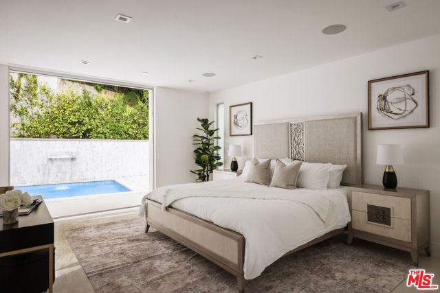 1124 Summit Drive, Beverly Hills CA: https://media.crmls.org/mediaz/d7ac70bf-0af9-4af3-aea9-a52d3f1b7933.jpg
