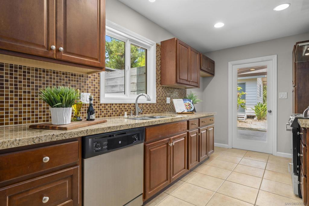 MLS #250034294SD img 21