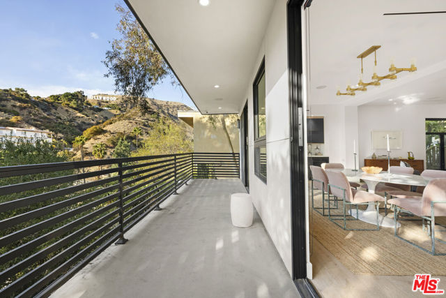 3147 Hollyridge Drive, Los Angeles CA: https://media.crmls.org/mediaz/d7ad6b9f-e2c8-4fb5-bd62-fda851988fcc.jpg