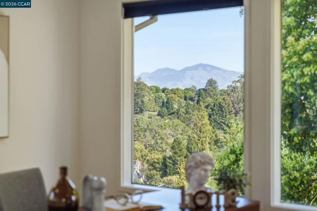 102 Hillcrest Dr, Orinda CA: https://media.crmls.org/mediaz/d7aec009-92cd-4c8d-ae6c-2f6d000561ee.jpg