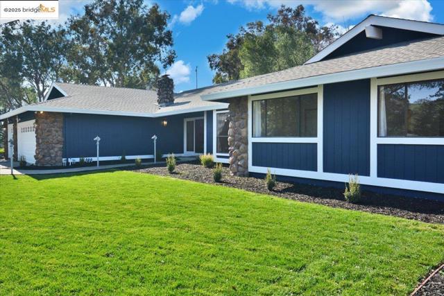1610 Lawrence Rd, Danville CA: https://media.crmls.org/mediaz/d7b08b9b-50f4-4237-bc84-f0f00bbe3dbc.jpg
