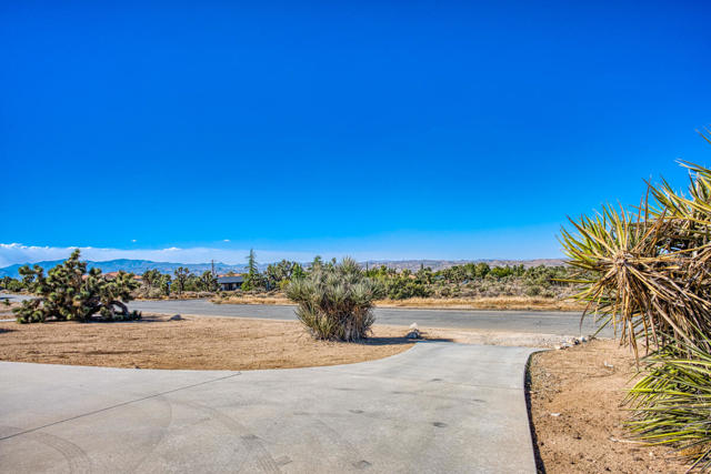 58697 Santa Barbara Drive, Yucca Valley CA: https://media.crmls.org/mediaz/d7b0d067-e4b1-4704-8ecd-eb48d150acdc.jpg
