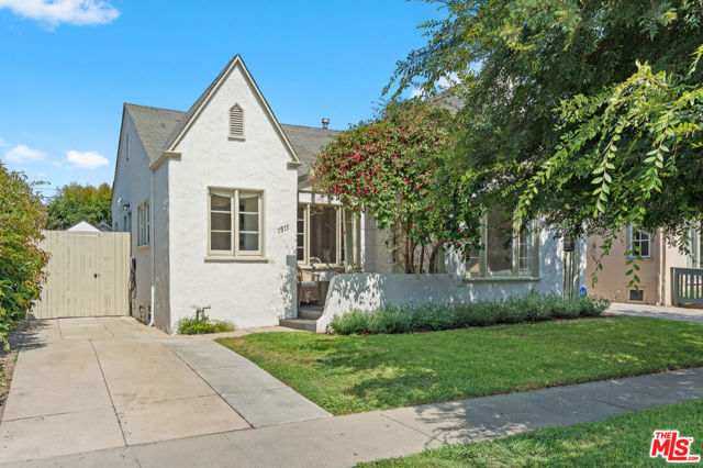 1511 Carmona Avenue, Los Angeles CA: https://media.crmls.org/mediaz/d7b0db0c-6b42-413c-a7fa-34283aa70520.jpg