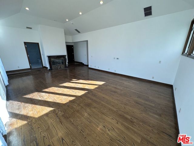619 N Canon Drive, Beverly Hills CA: https://media.crmls.org/mediaz/d7b0e086-5787-4297-9df5-1a9099043876.jpg