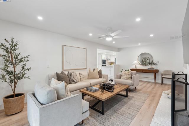 2129 Youngs Ct, Walnut Creek CA: https://media.crmls.org/mediaz/d7b256bc-363c-4cb2-863a-0bc96b162bb4.jpg