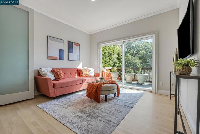 4 Berrybrook Hollow, Orinda CA: https://media.crmls.org/mediaz/d7b29310-f211-4f5f-933f-3117c1076926.jpg