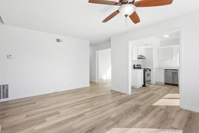 464 Dorsey Way, Vista CA: https://media.crmls.org/mediaz/d7b2a028-f3f6-4986-96a8-a31499618cfd.jpg