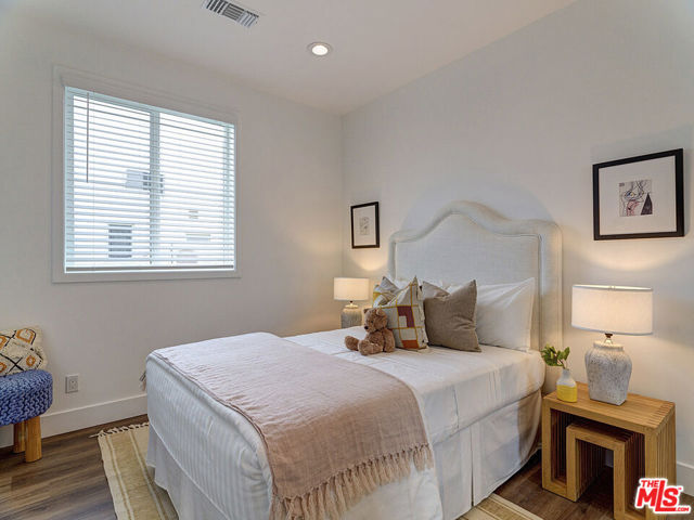 1278 Meadowbrook Avenue, Los Angeles CA: https://media.crmls.org/mediaz/d7b36f1c-00fa-4d94-a702-89b73a14f54c.jpg