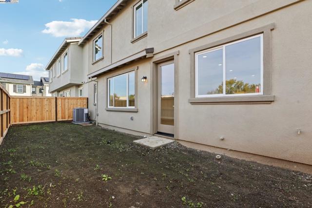 109 Creek View Cir, Fairfield CA: https://media.crmls.org/mediaz/d7b3bd49-6136-4c62-8708-33ce2d4cbdbf.jpg