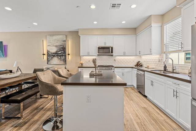 4347 Harbor Way, Oceanside CA: https://media.crmls.org/mediaz/d7b3ef4f-da90-454a-beaa-214af1a3a0dc.jpg