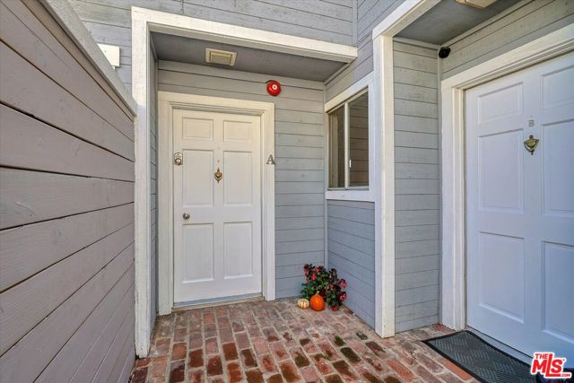 12416 Moorpark Street, A photo 4