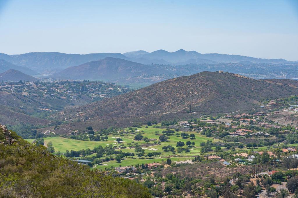 https://media.crmls.org/mediaz/d7b5fe8b-44eb-4ca5-badb-43d0da4fa427.jpg?preset=X-Large