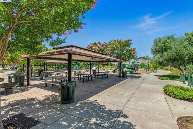 841 Fan Palm Ln, Brentwood CA: https://media.crmls.org/mediaz/d7b68b61-b385-4a16-bd7a-cfb0948524f7.jpg