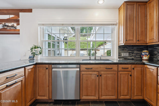 566 Rancho Road, Thousand Oaks CA: https://media.crmls.org/mediaz/d7b6a5b1-9864-41ce-9c51-6ea34f62167b.jpg