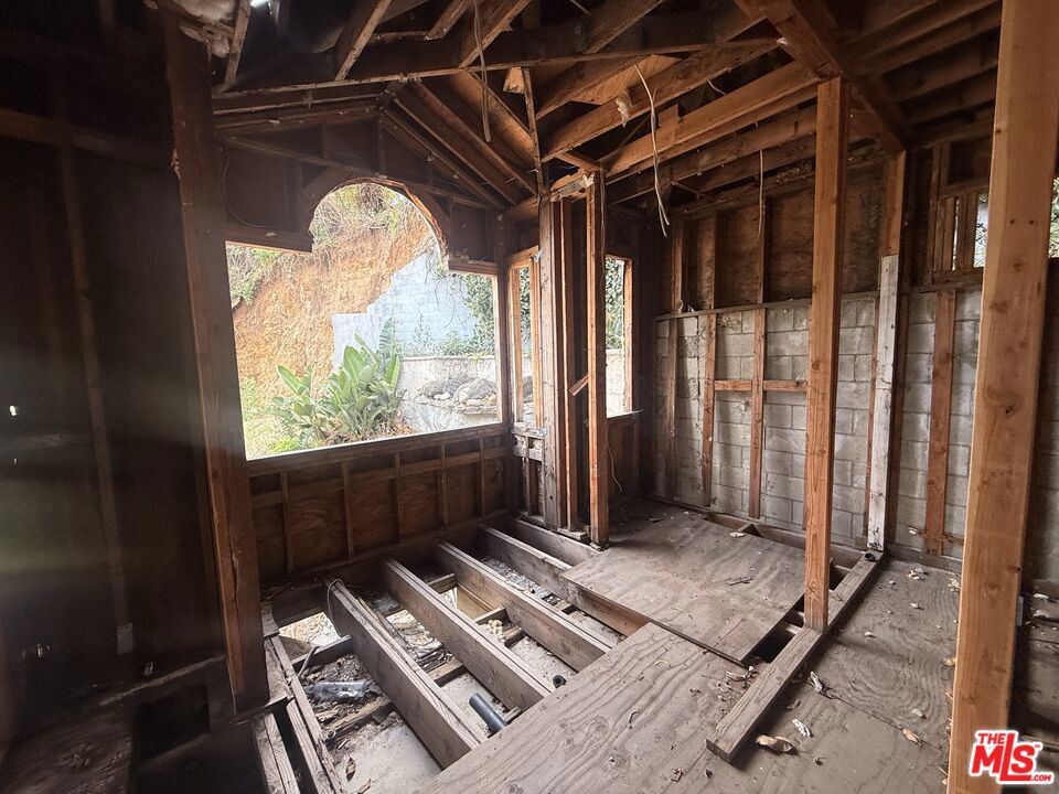 https://media.crmls.org/mediaz/d7b7a2a3-b94d-407a-bab7-ae7e94418c76.jpg?preset=X-Large