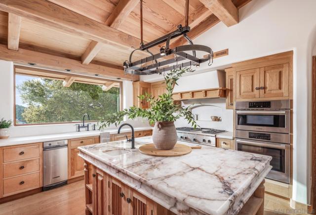 6884 El Camino Del Norte, Rancho Santa Fe CA: https://media.crmls.org/mediaz/d7b7c80d-519c-4396-9d90-74a6df17ad25.jpg