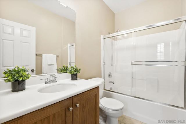 2337 Douglaston Glen, Escondido CA: https://media.crmls.org/mediaz/d7b7d0b0-c7d2-44e3-ad48-29d6c0e05bc6.jpg