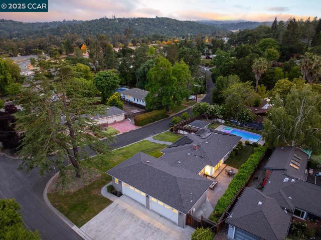 1100 Hillcrest Dr, Lafayette CA: https://media.crmls.org/mediaz/d7b833e0-5c0a-4e97-994b-1be802ec53ed.jpg