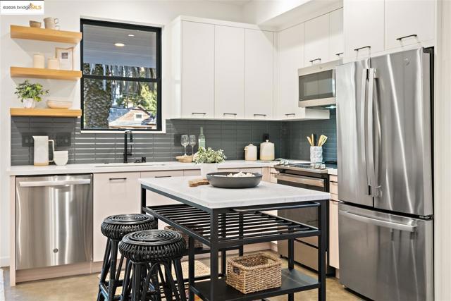 3317 Harrison St, Oakland CA: https://media.crmls.org/mediaz/d7b9c8d9-db40-4442-8e75-684443c491ae.jpg