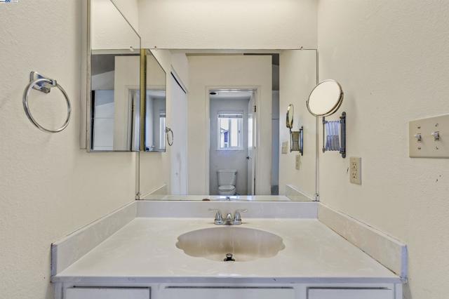 136 Hackamore Ln, Fremont CA: https://media.crmls.org/mediaz/d7babf3d-3e08-4e3e-b60c-ae77c40b3568.jpg