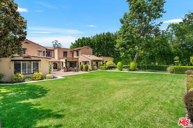 434 S Muirfield Road, Los Angeles CA: https://media.crmls.org/mediaz/d7bafca0-38fa-4b4d-b6b4-8485d7d0a95e.jpg